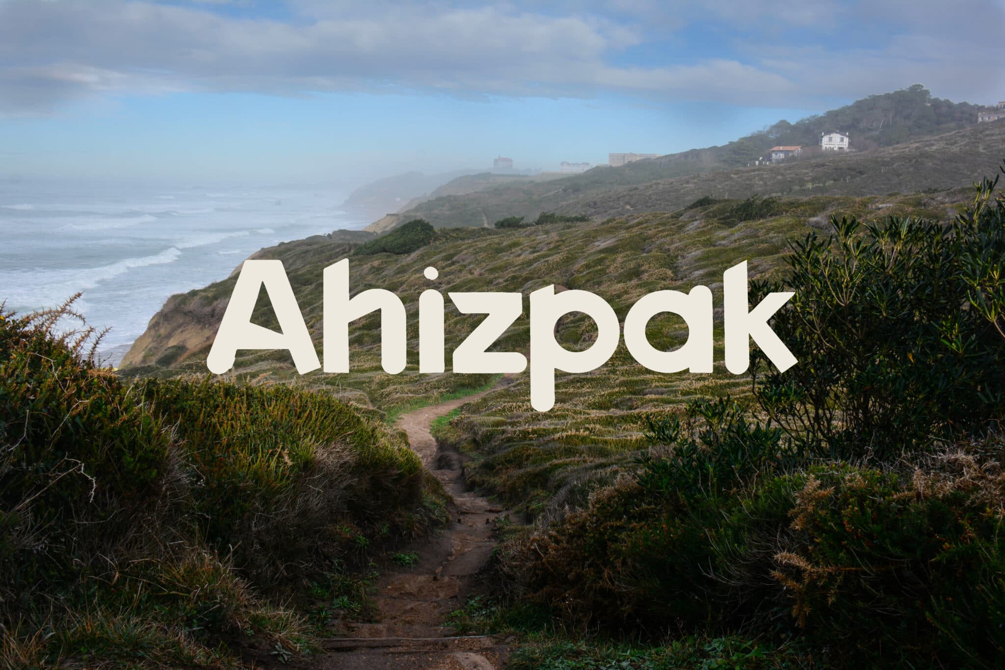 Le sentier du littoral basque sur les hauteurs de Bidart, où Ahizpak s'ouvre sur l'océan Atlantique.