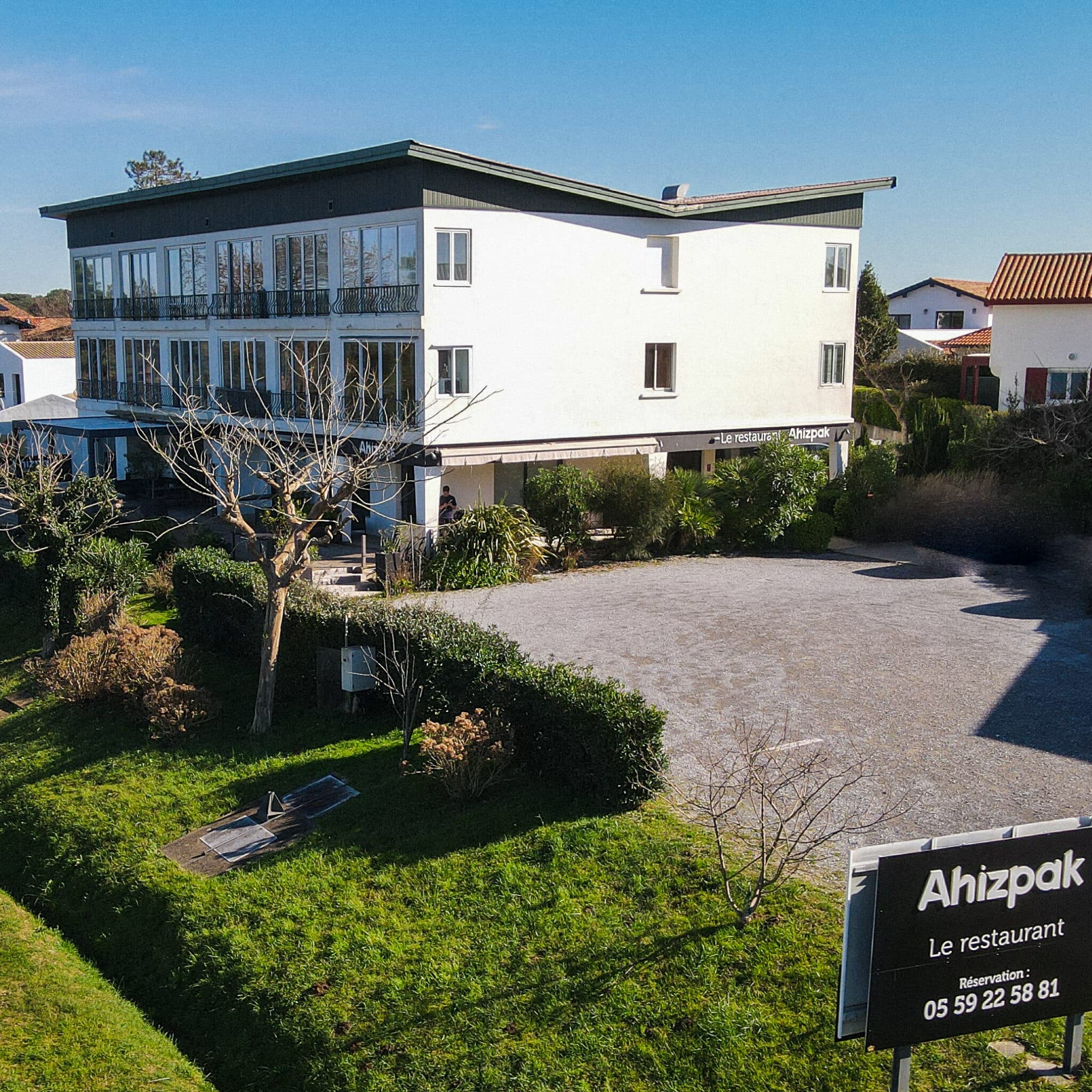 Le restaurant Ahizpak vu du ciel, sa terrasse et son jardin face à l'océan